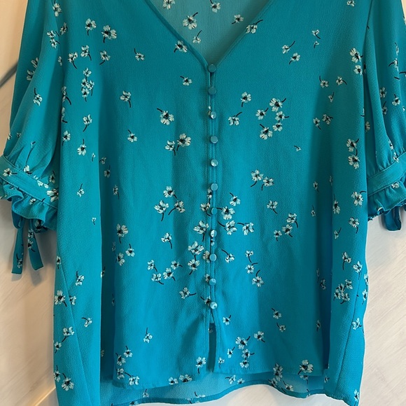 CeCe Blue floral Top button front v neck size Large - Picture 4 of 5